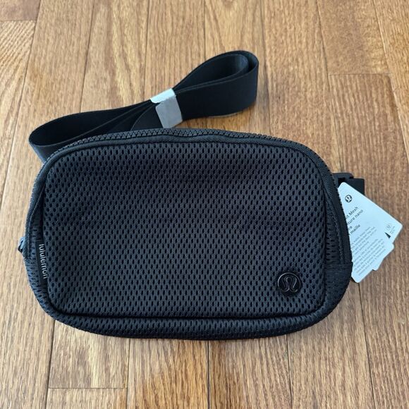 Lululemon Everywhere Belt Bag Black Knit Mesh 1L Fanny Pack Crossbody Purse NWT - Picture 5 of 15